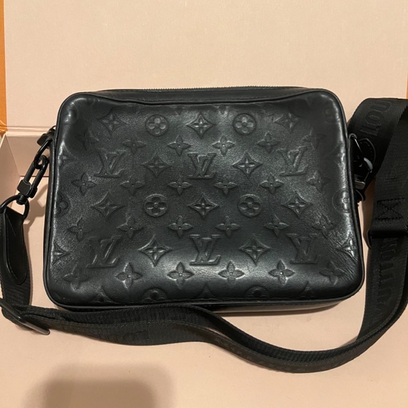 Louis Vuitton - Picture 10 of 13